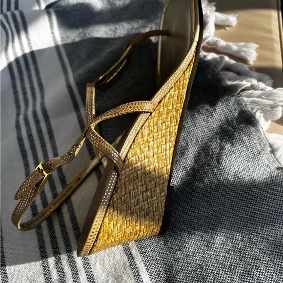 Lilly Pulitzer NEW Gold Metallic T-Strap Sandals 10M - Picture 4 of 10